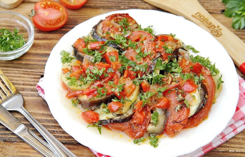 1. Этап. Домашний рататуй: Домашний рататуй готов. Положите на тарелку порцию овощей, полейте их сверху ароматным соусом и украсьте свежей зеленью. Приятного аппетита!