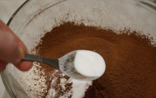 1. Этап. Моментальный шоколадный торт: 4. Соль.