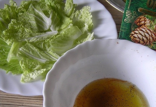 1. Этап. Салат с манго и авокадо: Листья капусты порвите руками, разложите по тарелкам. Для заправки смешайте апельсиновый и лимонный сок с ореховым маслом, щепоткой перца чили, солью и черным перцем по вкусу.