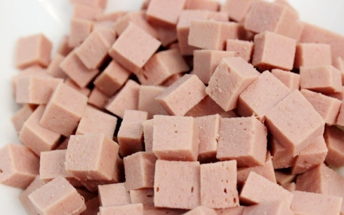 1. Этап. Cалат с брокколи и цветной капустой: Колбасу и яйца на мелкие кубики. Смешиваем все ингредиенты с майонезом, солим и перчим по вкусу.