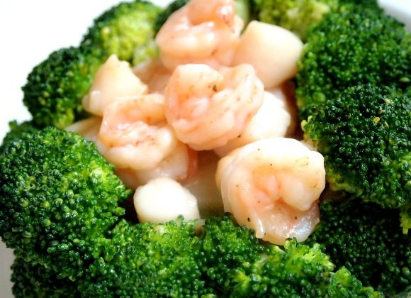 1. Этап. Брокколи с морепродуктами: Чтобы красиво оформить блюдо перед подачей, можно выложить соцветия капусты на круглую тарелку корзиночкой, ножками внутрь. А морепродукты - в центр корзиночки. По вкусу можно добавить на блюдо немного кунжутных семян. Подавать горячим.