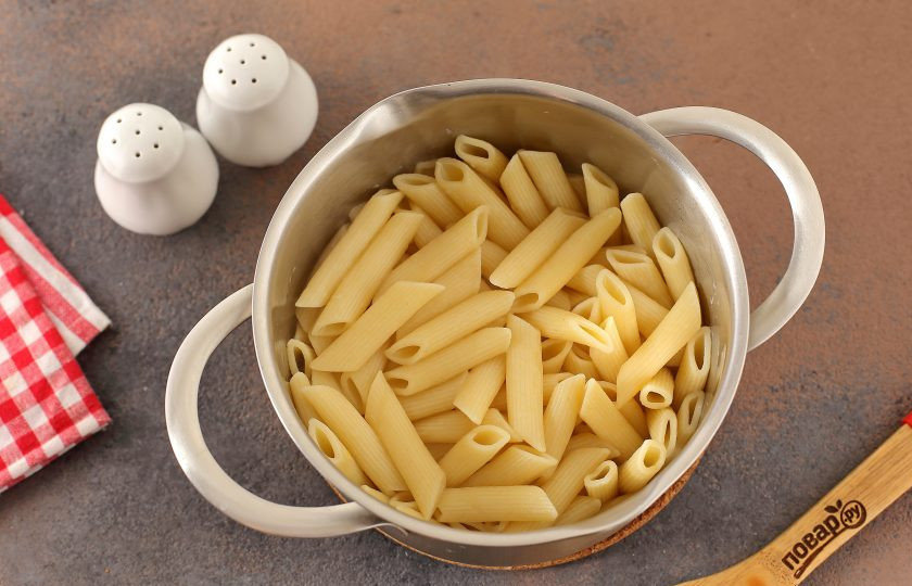 1. Этап. Пенне с цукини: Макароны отварите в подсоленной воде до готовности. Воду слейте.