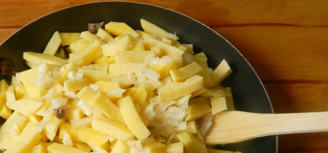 1. Этап. Шампиньоны с картошкой жареные: 3. Когда жидкость из грибов испарится, добавим лук и обжарим до прозрачности, после чего добавим картошку и специи, жарим до готовности картошки.