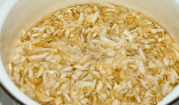 1. Этап. Варенье из яблок без кожуры: Натираем дольки яблок на терке и небольшими партиями добавляем в сироп.