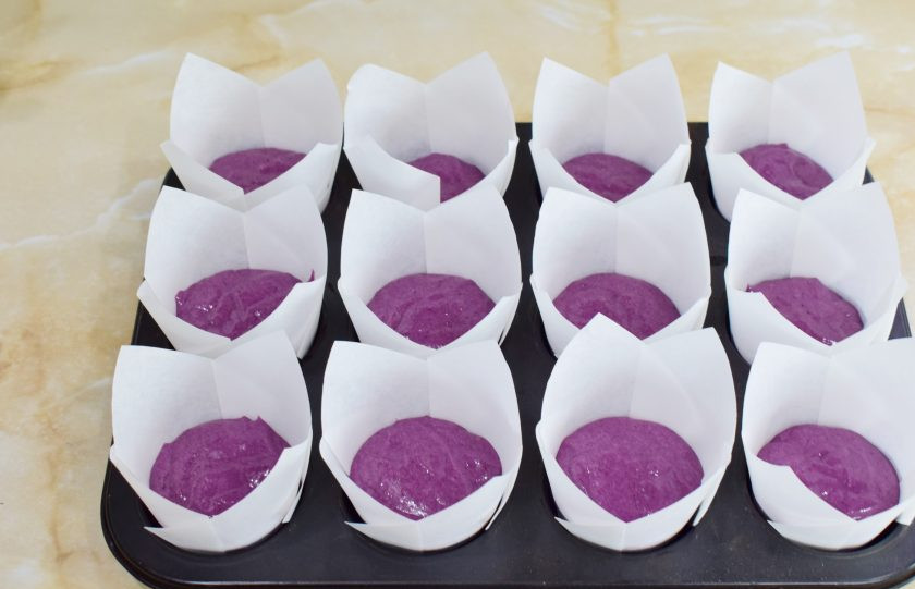 1. Этап. Лавандовые капкейки: Готовое тесто разлейте по формочкам для капкейков. У меня вышло 12 штук. Поставьте в духовку, предварительно разогретую до 180 градусов, примерно на 25-30 минут. Ориентируйтесь по своей духовке.