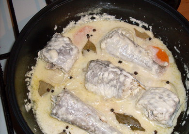 1. Этап. Тушеная рыба в майонезе: 6. Накрываем крышкой и тушим до полной готовности. Перед подачей не забудьте украсить блюдо зеленью и по желанию можете сделать гарнир.