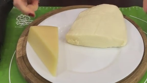 1. Этап. Вкусная домашняя лазанья (плюс рецепт теста): 8. Пармезан натрите на мелкой терке, а моцареллу — на крупной. Выбирайте моцареллу не для салатов, а для пиццы или лазаньи, она немного другая.