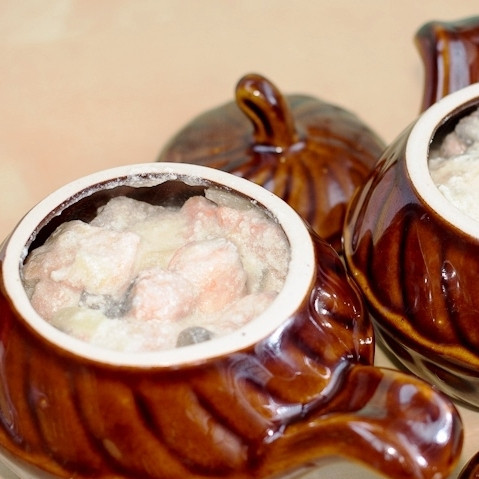 1. Этап. Жульен из горбуши: Доводим содержимое сковороды до кипения и сразу же перекладываем в горшочки или кокотницы.