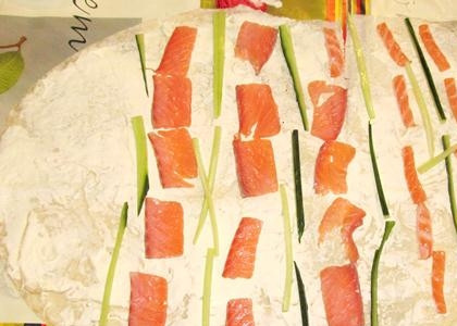 1. Этап. Рулет из лаваша с семгой и сыром: На лаваш выкладываем нашу начинку: равномерно распределяем семгу и огурчик по поверхности.