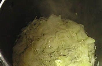 1. Этап. Узбекский плов в мультиварке: Спассеровать лук, затем добавить морковь. Довести до легкого золотистого цвета и выложить мясо. Обжаривать 10-15 минут. Посолить, посыпать специями.