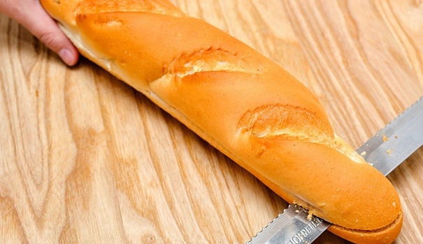 1. Этап. Бутерброды с багетом: Багет разрежьте пополам.