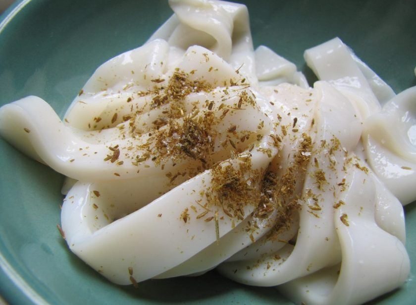 1. Этап. Салат с кальмаром и грибами: 2. Кальмары перекладываю в миску и посыпаю тмином, солью, перцем. Сковороду разогреваю с рапсовым маслом, выкладываю кальмары, обжариваю их не более 1 минуты, до матового цвета.