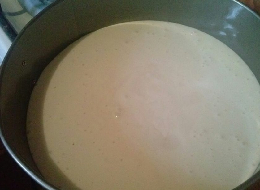 1. Этап. Большой бисквитный торт с безе: 4. Отправляем в разогретую до 180 градусов духовку и выпекаем при этой же температуре около 30 минут.