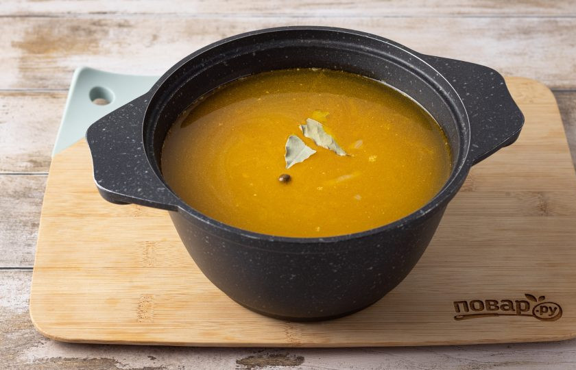 1. Этап. Овощной суп с рисом и морской капустой: Влейте воду, доведите до кипения суп. Посолите и поперчите по вкусу, добавьте лавровый лист и душистый перец. Варите 10-12 минут, пока картофель не станет мягким.