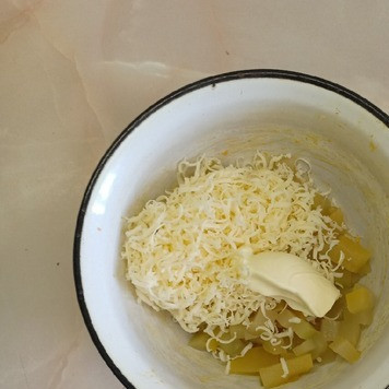 1. Этап. Салат Валентина: Консервированные ананасы нарезать небольшими кубиками, твердый сыр натереть мелкой стружкой. Соединить ананасы и сыр, добавить немного майонеза и перемешать. Выложить сыр и ананасы завершающим слоем. По желанию, салат можно посыпать измельченными грецкими орехами или арахисом. Настоять салат несколько часов и можно его подавать к столу.