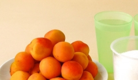 1. Этап. Варенье из абрикосов с косточками: 1. Чтобы приготовить варенье из абрикосов с косточками в домашних условиях нужно минимум продуктов и самое главное - время и терпение. Итак, моем и обсушиваем абрикосы, раскалываем их на половинки и извлекаем косточки.