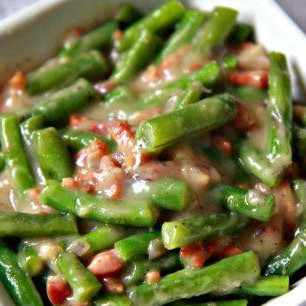 Фасоль с беконом и луком