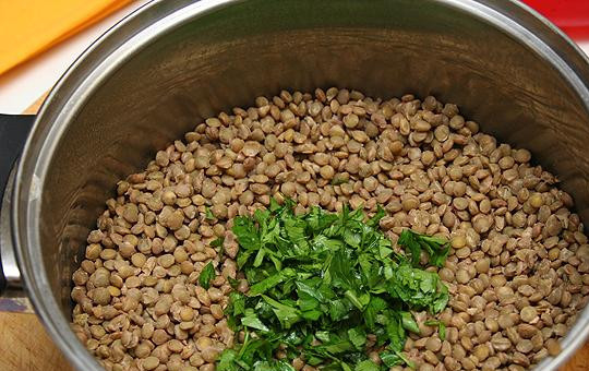 1. Этап. Салат из чечевицы с копченой рыбой: Зелень мелко нарубить и смешать с отваренной чечевицей.