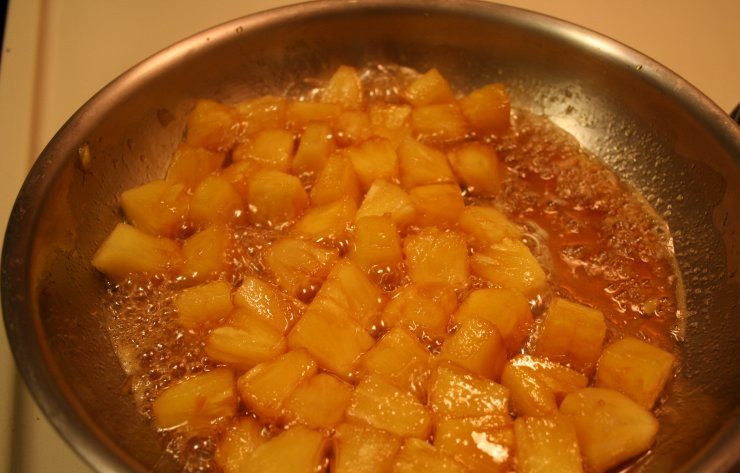 1. Этап. Ананасы в карамели: 4. Аккуратно перемешайте деревянной лопаткой, жарьте на медленном огне.
