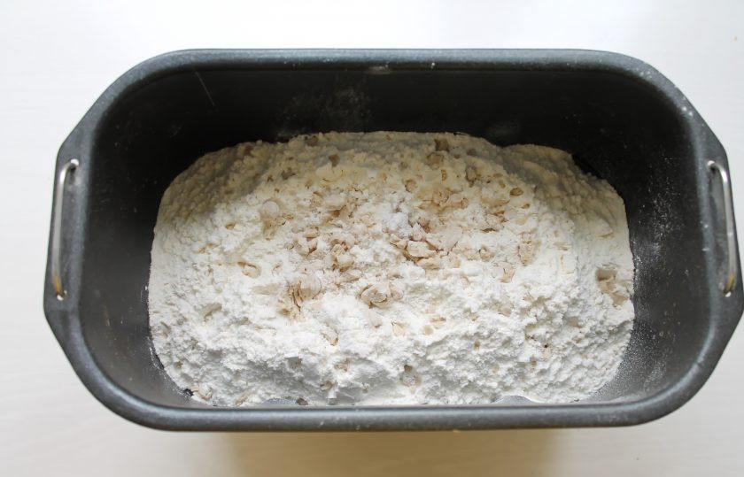 1. Этап. Рогалики в хлебопечке: Перетрите дрожжи с мукой до мелкой крошки и всыпьте в чашу хлебопечки.