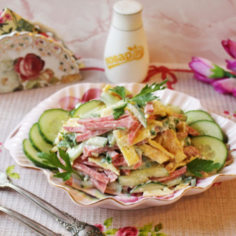 Салат из яичных блинчиков и колбасы