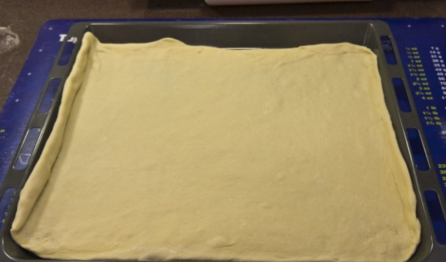 1. Этап. Тесто для итальянской пиццы: Смажьте форму или противень маслом оливковым, иначе тесто прилипнет. Затем раскатайте тесто и выложите на противень. Раскатывайте тонко. Бортики сделайте аккуратно и повыше.