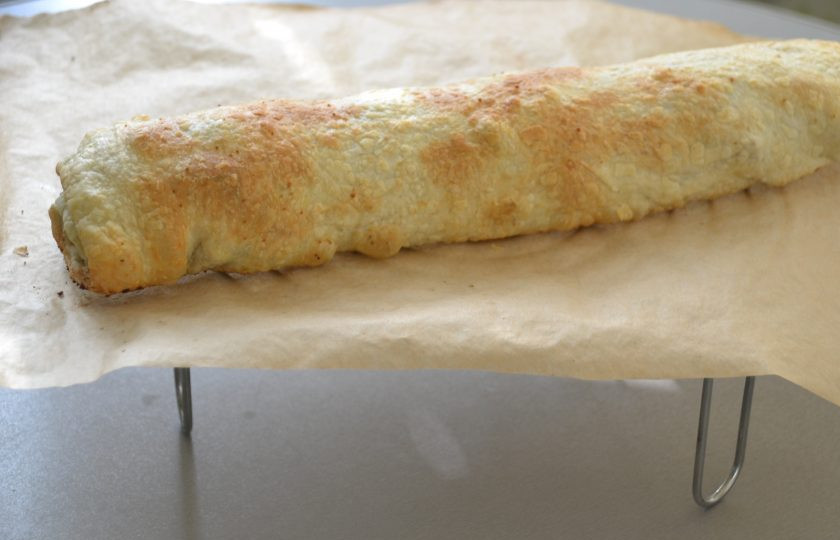 1. Этап. Ленивый яблочный штрудель: Выпекайте штрудель в предварительно разогретой духовке при температуре 180-200 градусов 20-25 минут, охладите его на решетке до комнатной температуры.