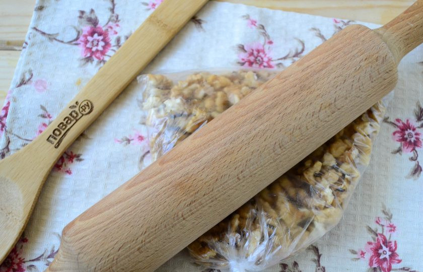 1. Этап. Яблочная блонди с пряностями: Орехи пересыпьте в небольшой пакетик, завяжите и пройдитесь по нему скалкой, чтобы орехи слегка измельчились, но не превратились в крошку.