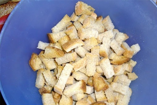 1. Этап. Гренки с чесноком в духовке: Вынимаем противень из духовки и перекладываем хрустящие гренки в отдельную глубокую посуду.