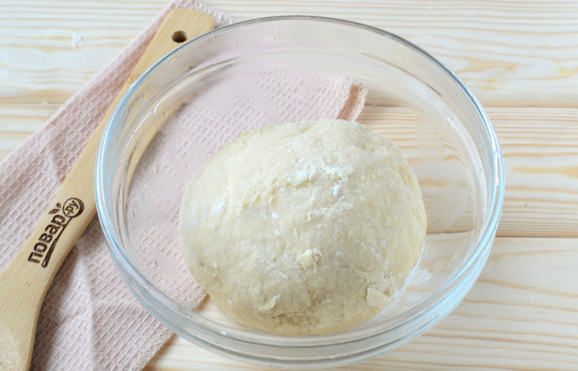 1. Этап. Пишме: Замесите мягкое тесто, не липнущее к рукам. Оставьте тесто в теплом месте на 2 часа. Я оставила тесто возле включенной конфорки.