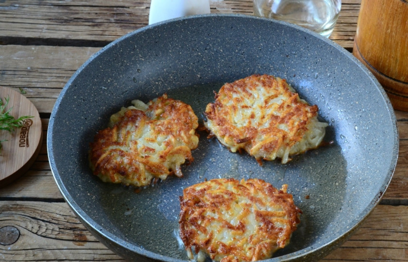 1. Этап. Брамбораки: Жарьте с обеих сторон до золотистой корочки.