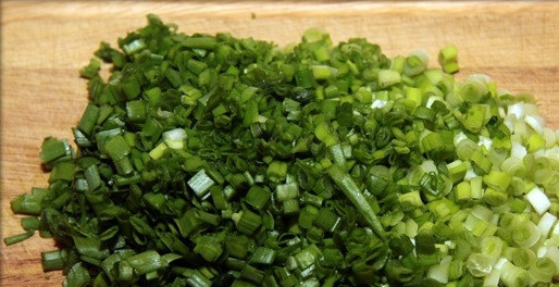 1. Этап. Слойки с яйцом и луком: 2. Лук вымойте, обсушите и измельчите. Яйца поставьте вариться вкрутую.