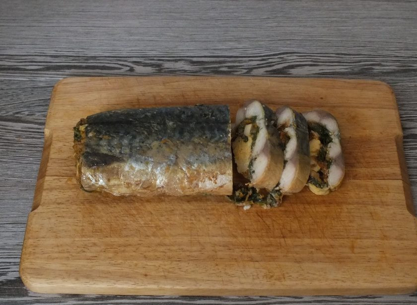 1. Этап. Скумбрия фаршированная с желатином и яйцом: Перед подачей рыбу нарежьте порционными кусочками.