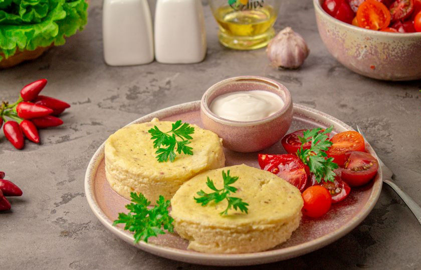 1. Этап. Суфле из кабачков на пару: После сигнала аккуратно достаньте формочки и дайте им немного остыть. Затем аккуратно переложите на тарелку и подавайте со свежими овощами и сметаной. Приятного аппетита!