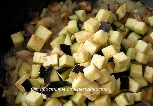 1. Этап. Спагетти с баклажанно-грибным соусом: Добавьте нарезанный кубиками баклажан, перемешайте, обжарьте пару минут.