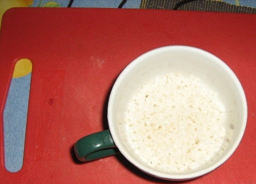 1. Этап. Долма азербайджанская: 2. Сварите рис как обычно или поместите его в микроволновую печь. Для этого положите крупу в большую чашку и залейте водой. Затем поставьте в микроволновку на 5 минут.