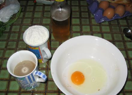 1. Этап. Японская пицца Окономияки (Okonomiyaki): Разбиваем яйцо в большую миску. Влить муку и воду.