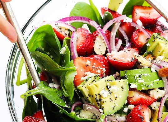 1. Этап. Салат с клубникой, авокадо и шпинатом: 3. Вылейте заправку в салатник, аккуратно перемешайте. Все, можно подавать салат с клубникой, авокадо и шпинатом сразу или поставить до подачи в холодильник. Приятного аппетита!