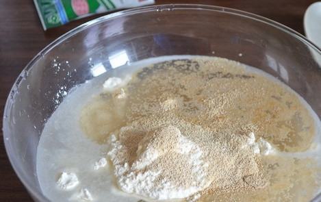 1. Этап. Пирожки на воде: Смешайте 300 мл теплой воды, 1 ст.л. дрожжей сухих, 2 ст.л. сахара, 3 ст.л. муки.