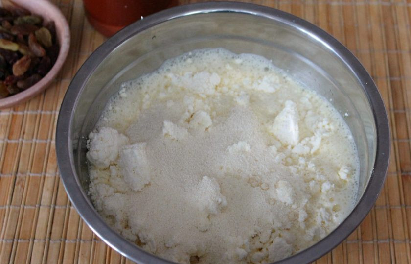 1. Этап. Запеканка с изюмом: Насыпаем манку.