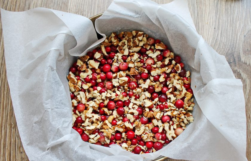 1. Этап. Бостонский клюквенный пирог: Орехи крупно порубите и выложите поверх клюквы.