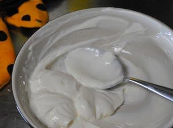 1. Этап. Лаймовый чизкейк: Готовим топпинг. Для этого в глубокой миске сливочный сыр взбиваем с сахарной пудрой до воздушности.