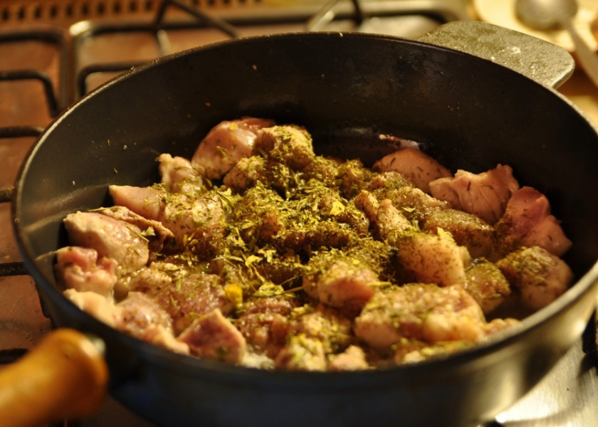 1. Этап. Мясо кусочками на сковороде: Добавляем специи.