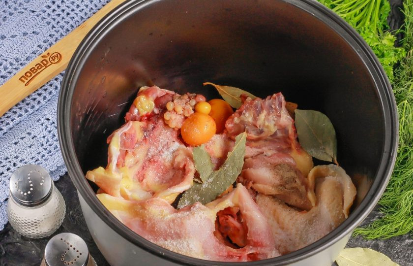 1. Этап. Холодец из курицы без желатина в мультиварке: Курицу разрежьте на части и выложите в чашу мультиварки. Очистите от кожуры морковь и лук, промойте в воде и добавьте в чашу, нарезав на части.