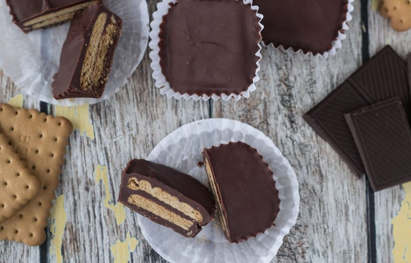 1. Этап. Конфеты на печенье: 5. Оставьте конфеты застывать в холодильнике на 2 часа, а потом наслаждайтесь результатом.