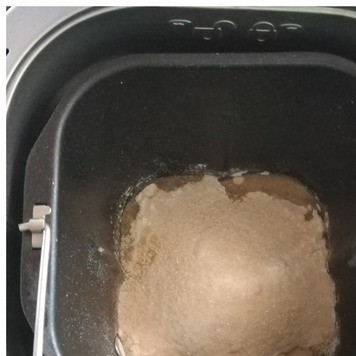 1. Этап. Школьные котлеты в тесте: Чтобы облегчить себе работу с тестом, замешиваем его в хлебопечке. Ориентируйтесь на свою. У меня вначале жидкие, а затем сыпучие ингредиенты. Выставляем режим 