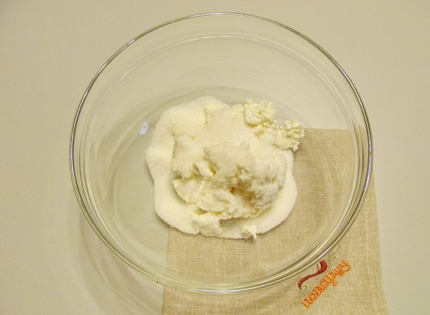 1. Этап. Творожное тесто для пирога: Возьмите глубокую удобную тару для теста. Соедините в ней творог с сахаром.