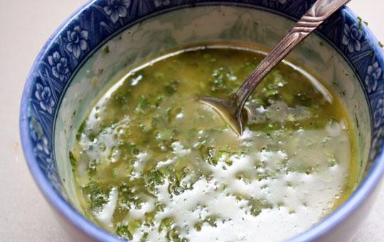 1. Этап. Салат из сладкого перца с авокадо: В ступку с растертой мятой добавляем соль, мед, лимонный сок и оливковое масло. Все хорошенько перемешиваем - должна получиться достаточно жидкая заправка для салата.