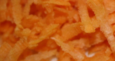 1. Этап. Постные фрикадельки: Морковь очистите и натрите на крупной терке.