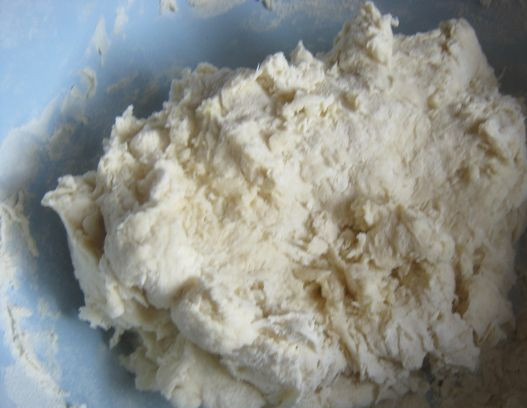 1. Этап. Бездрожжевое тесто для рыбного пирога: 3. Мешаем до тех пор, пока тесто не будет браться к рукам. Иногда я добавляю немного растительного масла - но это по желанию.